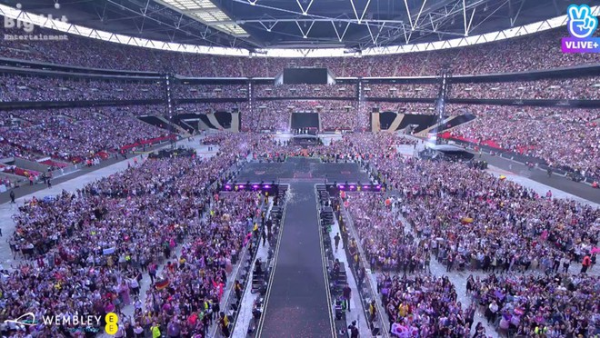 Hơn 60.000 ARMY đ&atilde; d&agrave;nh cho BTS bất ngờ g&igrave; tại th&aacute;nh địa Wembley m&agrave; khiến c&aacute;c th&agrave;nh vi&ecirc;n phải bật kh&oacute;c nức nở? - Ảnh 1.