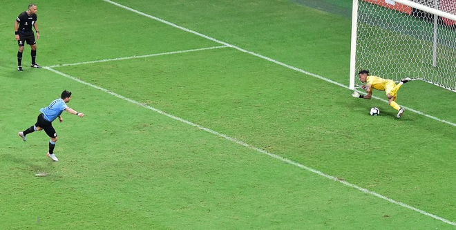 Tứ kết cúp Nam Mỹ: Ba lần sút vào lưới không được công nhận để rồi thua tức tưởi trên chấm 11 mét, bạn thân Messi cởi áo che mặt khóc nức nở - Ảnh 1.