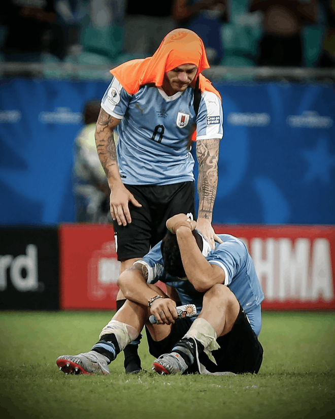 Tứ kết cúp Nam Mỹ: Ba lần sút vào lưới không được công nhận để rồi thua tức tưởi trên chấm 11 mét, bạn thân Messi cởi áo che mặt khóc nức nở - Ảnh 4.
