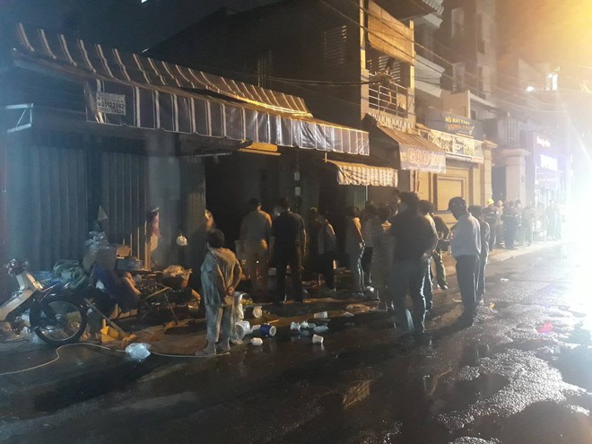 Hai người thoát chết trong đám cháy trung tâm Sài Gòn - Ảnh 1.