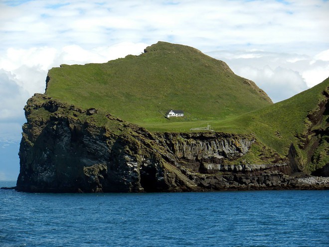 Sự thật về những lời đồn đoán kì bí xoay quanh ngôi nhà cô quạnh nhất thế giới ở Iceland - Ảnh 2.