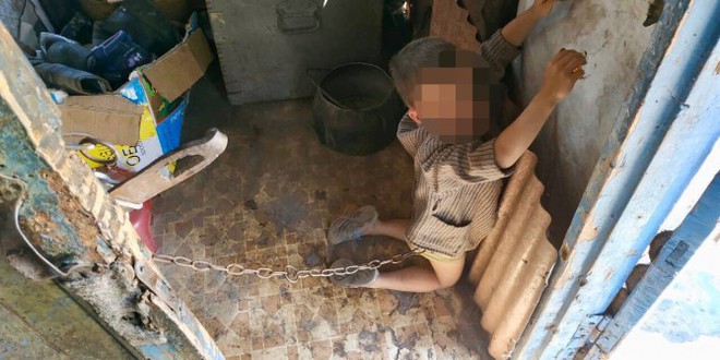Kh&ocirc;ng nghe lời cha mẹ, b&eacute; trai bị x&iacute;ch lại trước cửa nh&agrave; trong tư thế quỳ với hai c&aacute;nh tay giơ cao khiến cộng đồng mạng phẫn nộ - Ảnh 1.