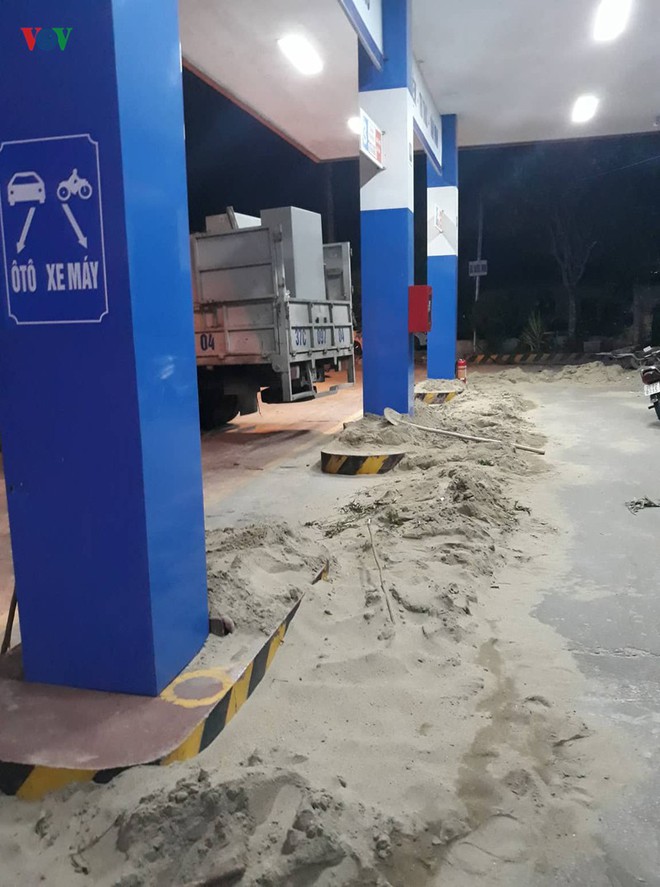 Ảnh: Lửa bao tr&ugrave;m d&atilde;y Hồng Lĩnh, bất ngờ đổi chiều tiến s&aacute;t khu d&acirc;n cư - Ảnh 3.