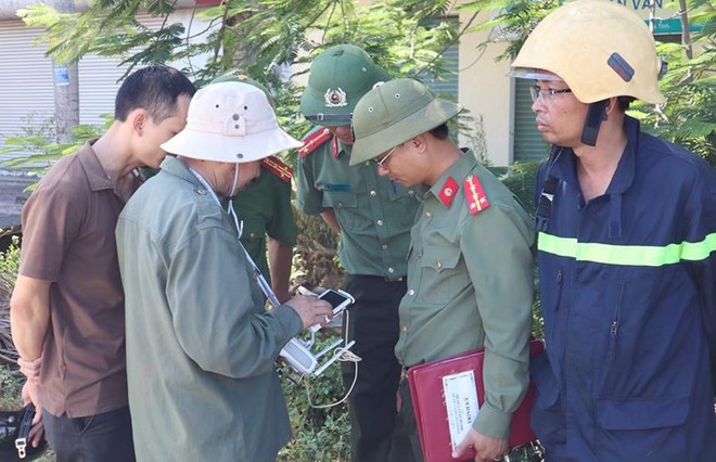 Chặn quốc lộ 1A, tập trung dập lửa ở núi Hồng Lĩnh - Ảnh 3.