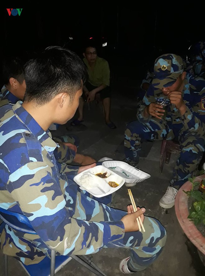 Ảnh: Lửa bao tr&ugrave;m d&atilde;y Hồng Lĩnh, bất ngờ đổi chiều tiến s&aacute;t khu d&acirc;n cư - Ảnh 8.