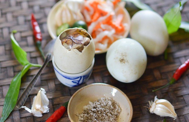 Nghìn lẻ một kiểu ăn trứng vịt lộn của người Việt Nam: chỉ một món nhưng có quá trời cách thưởng thức - Ảnh 3.