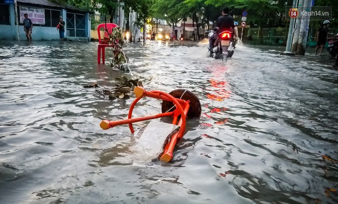 Khu biệt thự ở Sài Gòn chìm trong biển nước, dân nhà giàu gồng mình chống ngập từ chiều đến tối - Ảnh 14.