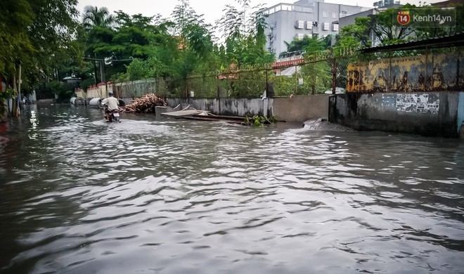 Khu biệt thự ở Sài Gòn chìm trong biển nước, dân nhà giàu gồng mình chống ngập từ chiều đến tối - Ảnh 19.