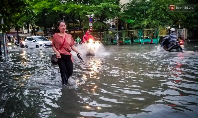 Khu biệt thự ở Sài Gòn chìm trong biển nước, dân nhà giàu gồng mình chống ngập từ chiều đến tối - Ảnh 16.