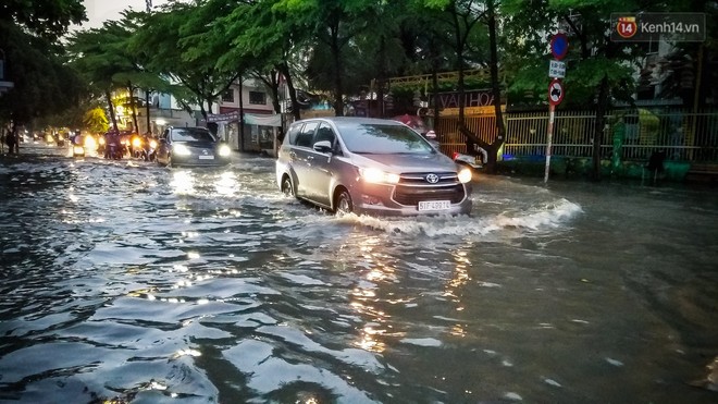 Khu biệt thự ở Sài Gòn chìm trong biển nước, dân nhà giàu gồng mình chống ngập từ chiều đến tối - Ảnh 13.