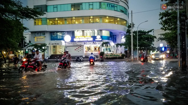 Khu biệt thự ở Sài Gòn chìm trong biển nước, dân nhà giàu gồng mình chống ngập từ chiều đến tối - Ảnh 2.