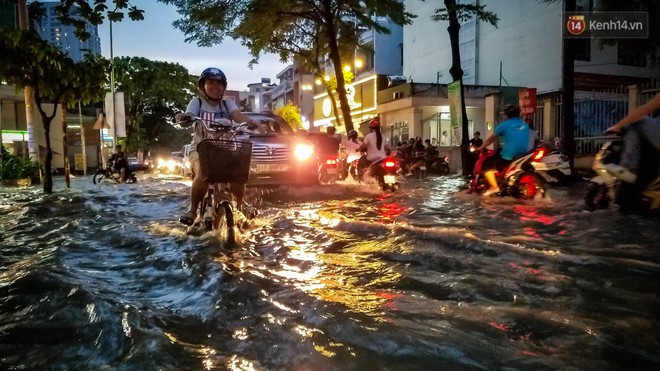 Khu biệt thự ở Sài Gòn chìm trong biển nước, dân nhà giàu gồng mình chống ngập từ chiều đến tối - Ảnh 17.