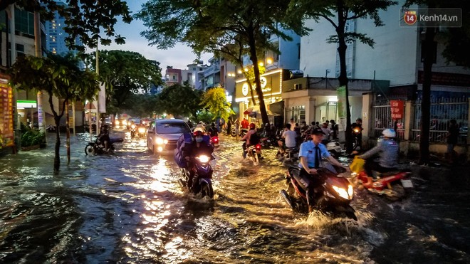 Khu biệt thự ở Sài Gòn chìm trong biển nước, dân nhà giàu gồng mình chống ngập từ chiều đến tối - Ảnh 11.