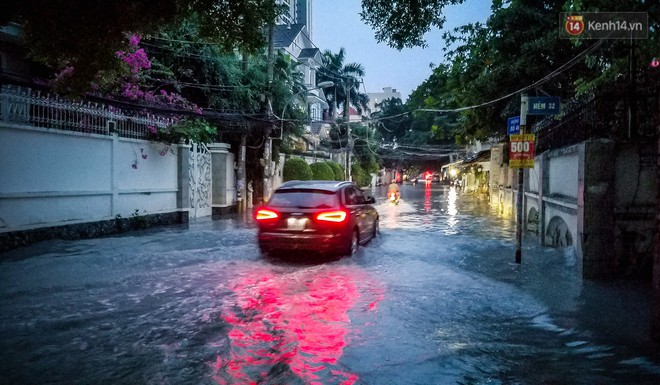 Khu biệt thự ở Sài Gòn chìm trong biển nước, dân nhà giàu gồng mình chống ngập từ chiều đến tối - Ảnh 3.