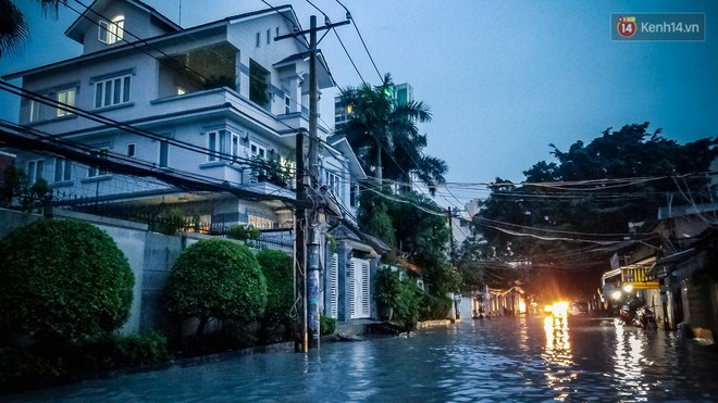 Khu biệt thự ở Sài Gòn chìm trong biển nước, dân nhà giàu gồng mình chống ngập từ chiều đến tối - Ảnh 4.