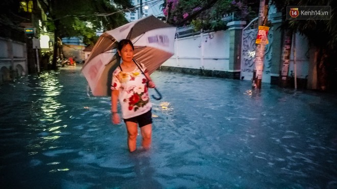 Khu biệt thự ở Sài Gòn chìm trong biển nước, dân nhà giàu gồng mình chống ngập từ chiều đến tối - Ảnh 15.