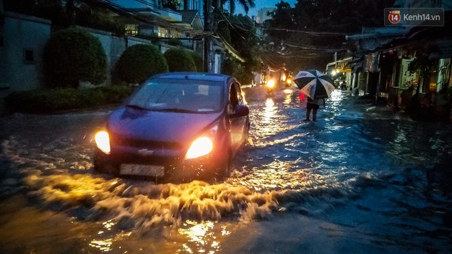 Khu biệt thự ở Sài Gòn chìm trong biển nước, dân nhà giàu gồng mình chống ngập từ chiều đến tối - Ảnh 7.