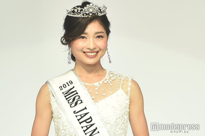 Ngược đời cuộc thi Miss Japan Tokyo: Hoa hậu bị chê bai nhan sắc nhưng 2 người em chiếm hết spotlight vì quá hot - Ảnh 2.