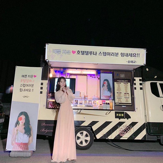 Ngộ nghĩnh chưa? Phim chồng đóng chẳng buồn hỏi thăm, Song Hye Kyo lại đi tặng xe đồ ăn siêu to siêu khổng lồ cho người này! - Ảnh 1.