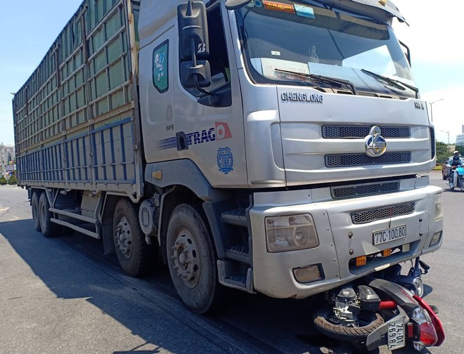 Xe m&aacute;y đối đầu xe tải, c&ocirc; g&aacute;i trẻ bị k&eacute;o l&ecirc; 5m tử vong thương t&acirc;m - Ảnh 3.