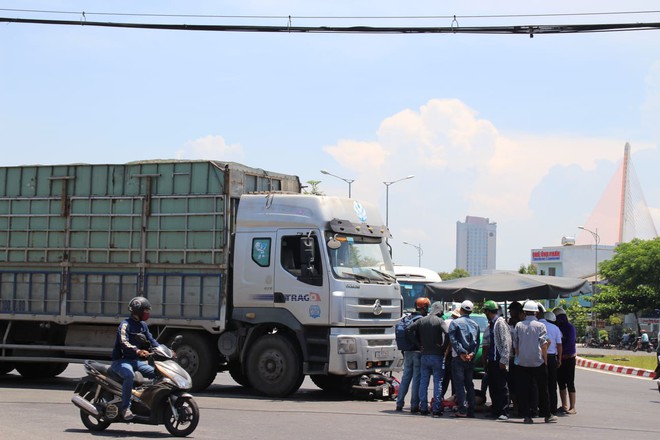 Xe máy đối đầu xe tải, cô gái trẻ bị kéo lê 5m tử vong thương tâm - Ảnh 2.