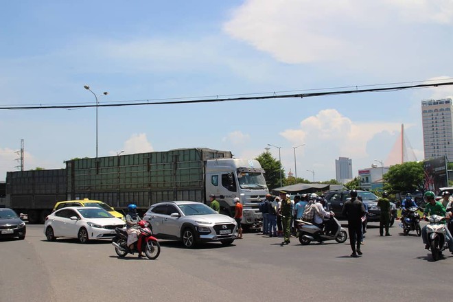 Xe m&aacute;y đối đầu xe tải, c&ocirc; g&aacute;i trẻ bị k&eacute;o l&ecirc; 5m tử vong thương t&acirc;m - Ảnh 4.