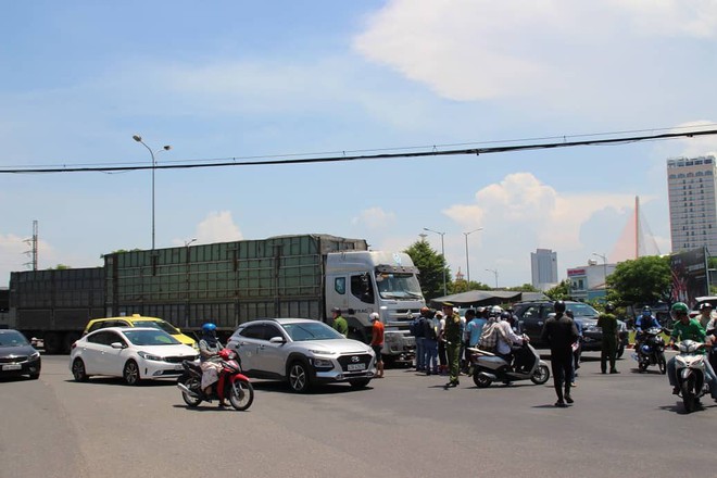 Xe máy đối đầu xe tải, cô gái trẻ bị kéo lê 5m tử vong thương tâm - Ảnh 4.