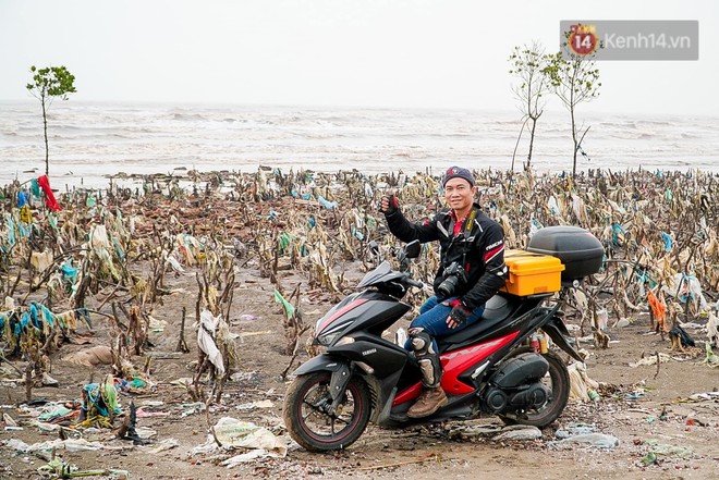 Ma nơ canh treo đầy rác thải nhựa tại triển lãm Hãy cứu biển của nhiếp ảnh gia Lekima Hùng - Ảnh 13.