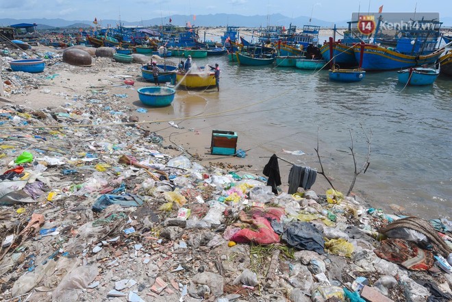 Ma nơ canh treo đầy rác thải nhựa tại triển lãm Hãy cứu biển của nhiếp ảnh gia Lekima Hùng - Ảnh 12.