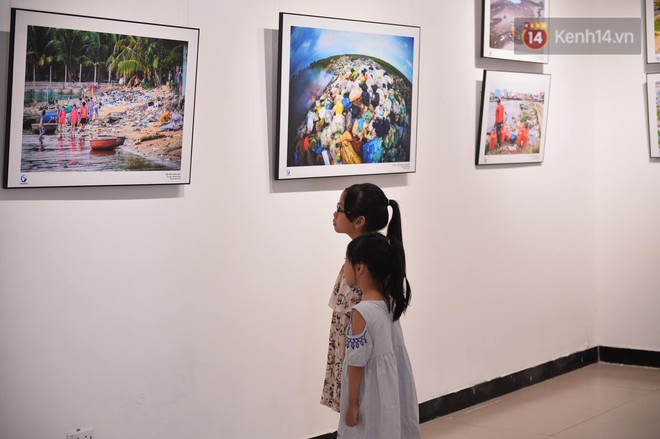 Ma nơ canh treo đầy rác thải nhựa tại triển lãm Hãy cứu biển của nhiếp ảnh gia Lekima Hùng - Ảnh 5.