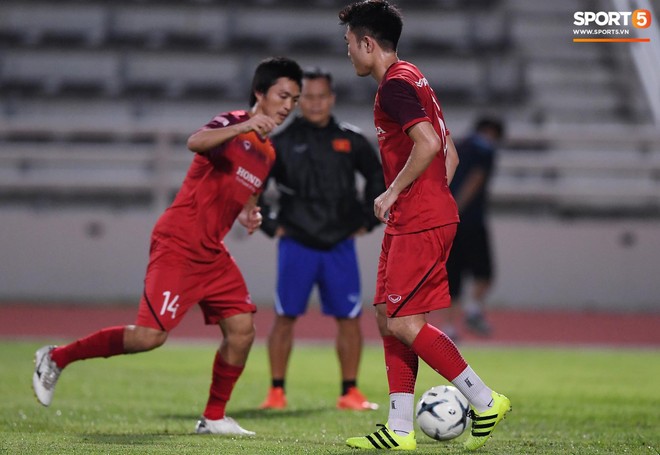 Xuân Trường trò chuyện không ngớt cùng Tuấn Anh, cặp tiền vệ tài hoa ngày nào của U19 Việt Nam chính thức tái hợp - Ảnh 3.