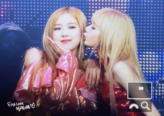 Lisa đích thị là thánh cuồng hôn trong BLACKPINK nhưng phản ứng của 3 chị em còn lại mới đáng chú ý - Ảnh 15.