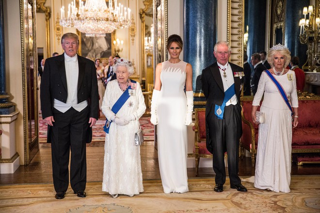 Cùng là diện đồ trắng: Bà Melania Trump được khen hết lời, Công nương Kate lại gây thất vọng - Ảnh 1.