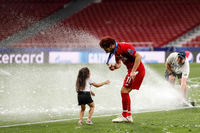 Lâng lâng trong men say vô địch Champions League nhưng Vua Ai Cập vẫn có màn né thính của nữ phóng viên cực đỉnh, FA nên xem ngay để học tập - Ảnh 5.