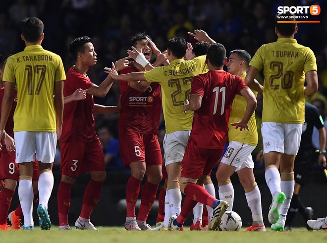 Ngôi sao Thái Lan đang thi đấu ở Nhật Bản tát vào mặt em út của tuyển Việt Nam - Ảnh 2.