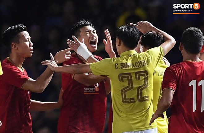 Ngôi sao Thái Lan đang thi đấu ở Nhật Bản tát vào mặt em út của tuyển Việt Nam - Ảnh 3.