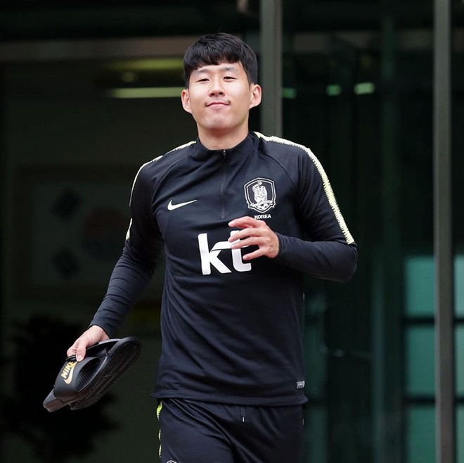 Son Heung-min xắn quần cao như thần tượng Ronaldo, khoe cặp đùi trắng trẻo trong ngày đầu tập trung với ĐT Hàn Quốc - Ảnh 9.