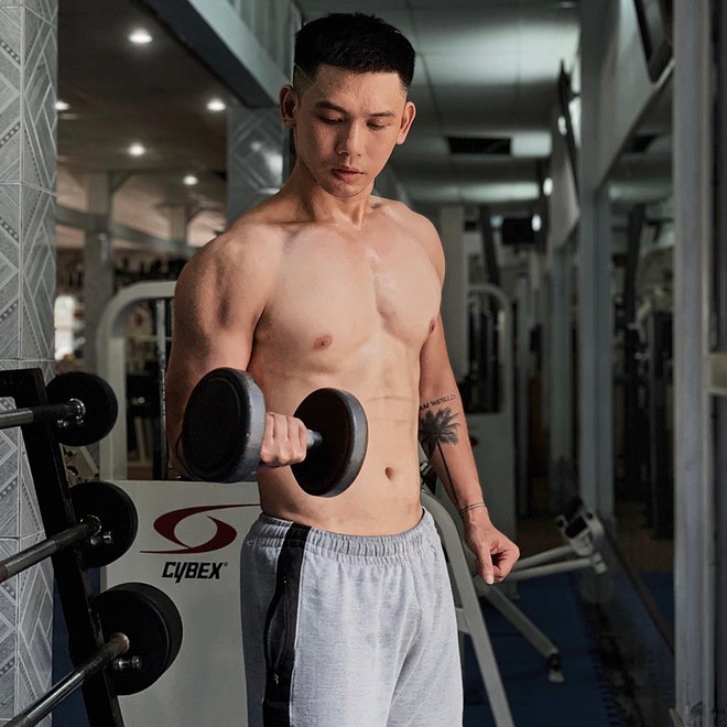 Qu&aacute; khứ thư sinh, gầy g&ograve; kh&aacute;c xa hiện tại của d&agrave;n mỹ nam ph&ograve;ng gym 6 m&uacute;i cực phẩm Vbiz - Ảnh 6.