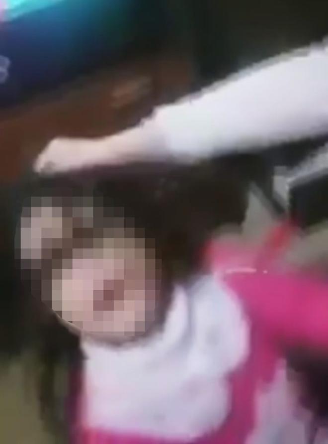 B&agrave; mẹ v&ocirc; duy&ecirc;n v&ocirc; cớ l&ocirc;i con g&aacute;i 3 tuổi ra t&uacute;m t&oacute;c t&aacute;t lia lịa, l&yacute; do ph&iacute;a sau khiến nhiều người tột c&ugrave;ng phẫn nộ - Ảnh 1.