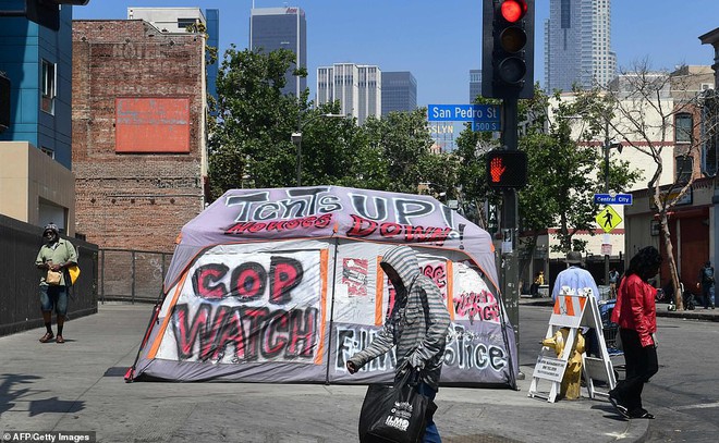 Chùm ảnh: Toàn cảnh thành phố Los Angeles hiện đại văn minh đã bị mất quyền kiểm soát vào tay... rác thải và chuột - Ảnh 13.