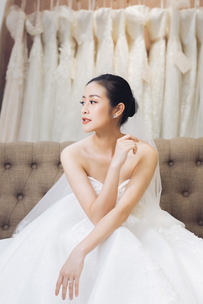 MC Phí Linh đẹp nền nã trong ngày thử váy cưới trước khi lên xe hoa về nhà chồng - Ảnh 3.