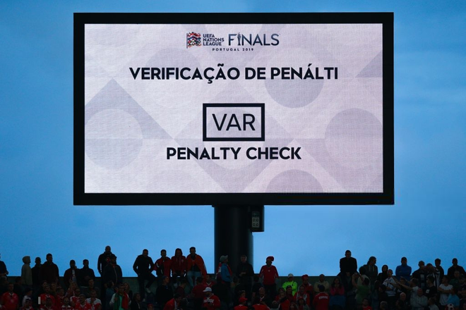 Si&ecirc;u nh&acirc;n Ronaldo một m&igrave;nh ghi 3 b&agrave;n thắng đẹp, g&aacute;nh tuyển Bồ Đ&agrave;o Nha v&agrave;o chơi trận chung kết UEFA Nations League - Ảnh 6.