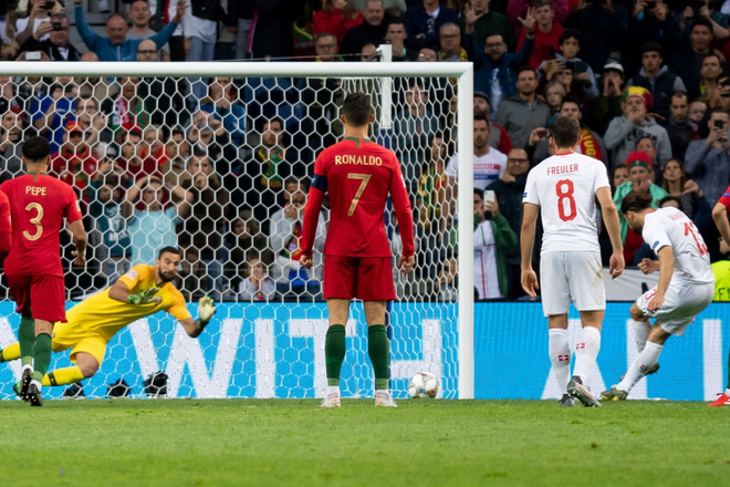 Si&ecirc;u nh&acirc;n Ronaldo một m&igrave;nh ghi 3 b&agrave;n thắng đẹp, g&aacute;nh tuyển Bồ Đ&agrave;o Nha v&agrave;o chơi trận chung kết UEFA Nations League - Ảnh 7.