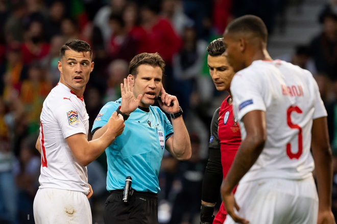 Si&ecirc;u nh&acirc;n Ronaldo một m&igrave;nh ghi 3 b&agrave;n thắng đẹp, g&aacute;nh tuyển Bồ Đ&agrave;o Nha v&agrave;o chơi trận chung kết UEFA Nations League - Ảnh 5.
