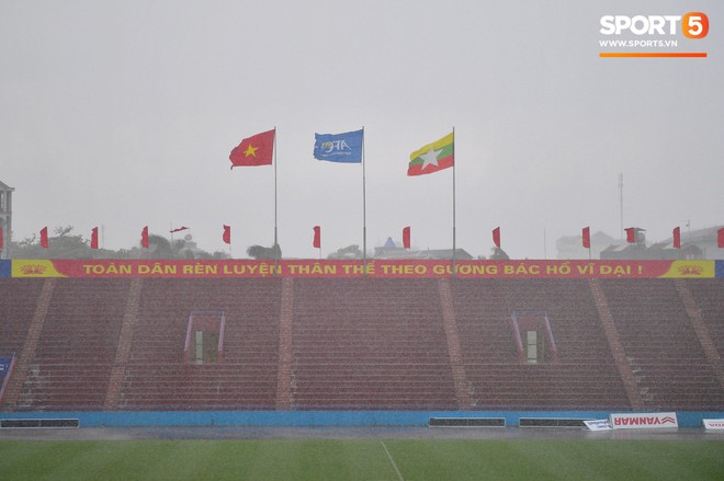 Sự cố khiến tất cả phải giật mình tại sân vận động Phú Thọ trước trận U23 Việt Nam gặp U23 Myanmar - Ảnh 5.