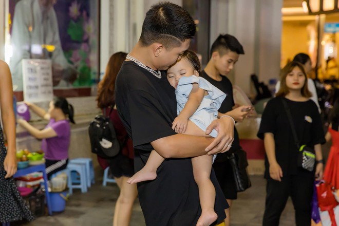 Tr&ocirc;ng con c&oacute; t&acirc;m như &ocirc;ng bố trẻ Big Daddy: Hết l&agrave;m con ng&atilde; lại ngủ qu&ecirc;n giữa khu vui chơi - Ảnh 3.
