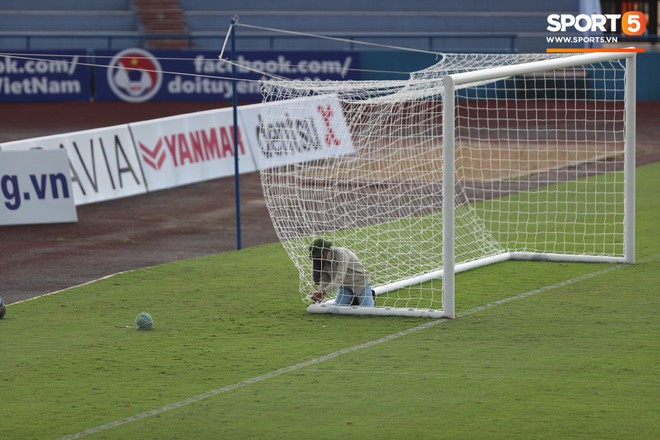 Sự cố khiến tất cả phải giật mình tại sân vận động Phú Thọ trước trận U23 Việt Nam gặp U23 Myanmar - Ảnh 8.