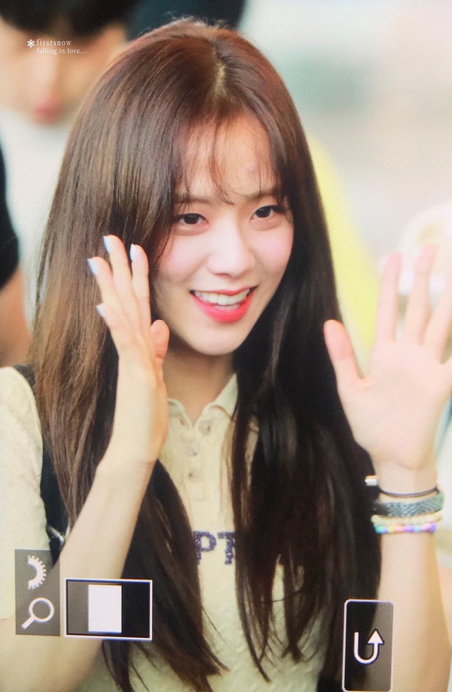 Nữ thần Jisoo (BLACKPINK) cắt mái mưa xinh xuất sắc, nhưng đừng ai nhìn vào nốt mụn siêu to khổng lồ này nhé - Ảnh 6.