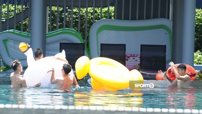 Tuyển Việt Nam thư giãn cùng thiên nga bên bể bơi sau trận thắng Thái Lan - Ảnh 5.