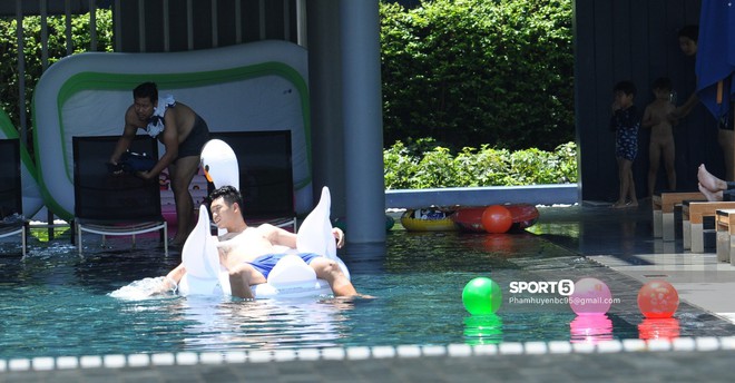 Tuyển Việt Nam thư giãn cùng thiên nga bên bể bơi sau trận thắng Thái Lan - Ảnh 3.